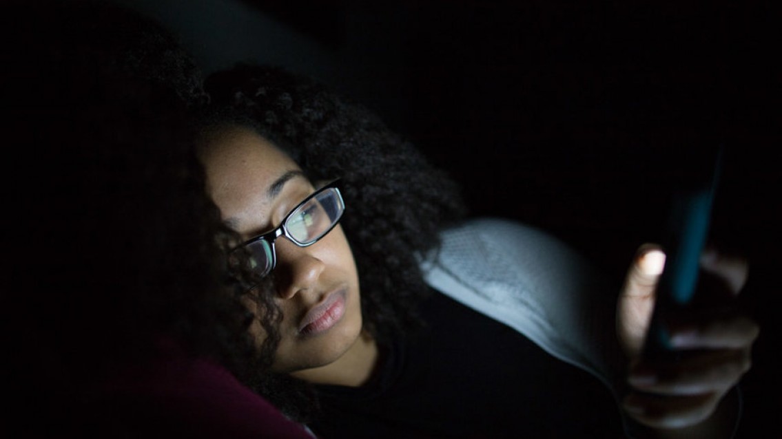 O problema de aparelhos digitais na hora do sono O problema de aparelhos digitais na hora do sono