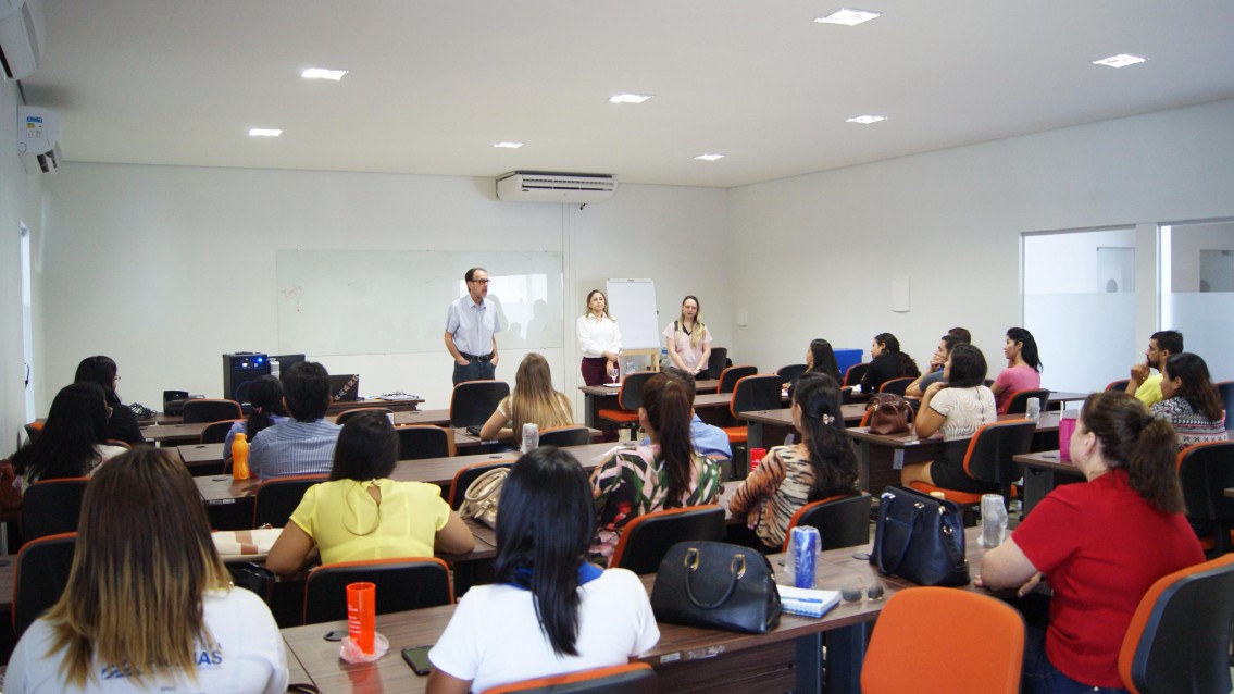 Professores recebem reciclagem da língua portuguesa