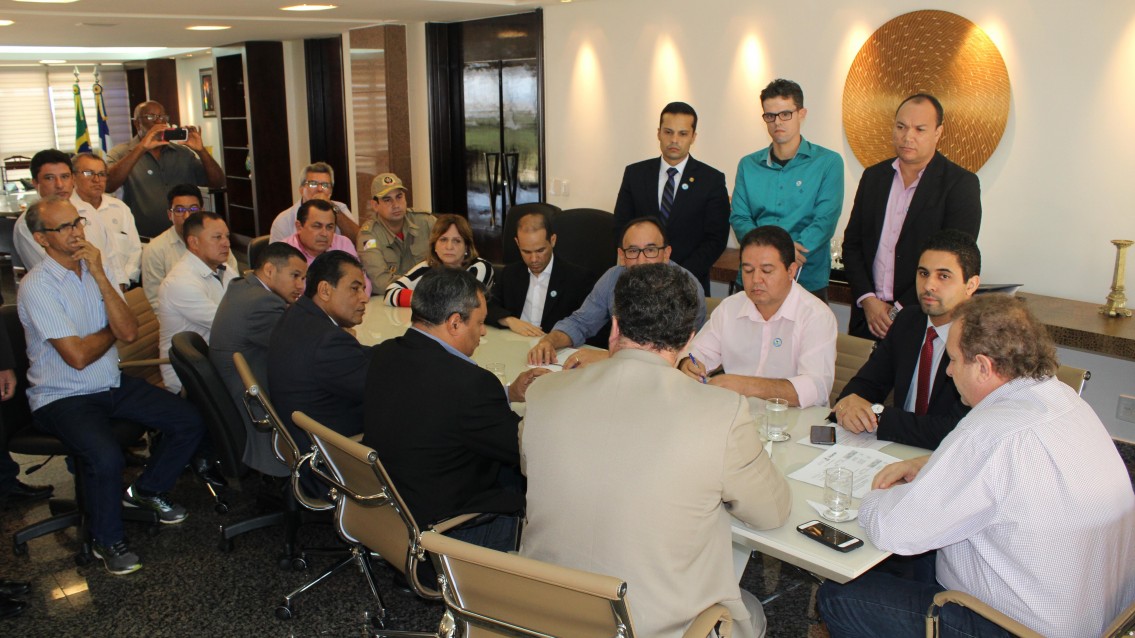 Sindicatos aceitam proposta da data-base apresentada pelo governo