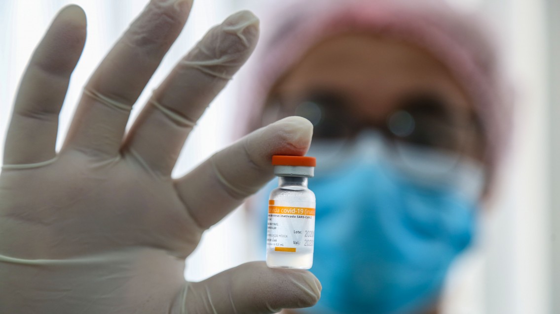 Prefeitura começa a imunizar profissionais da saúde contra a COVID-19