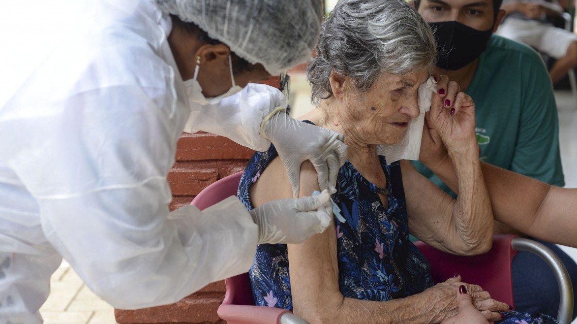 Idosos de lares de longa permanências começam a receber vacina Idosos de lares de longa permanências começam a receber vacina